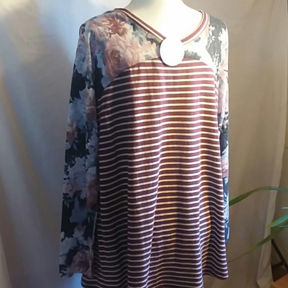 New.  Loose fit Top - Picture 2 of 4